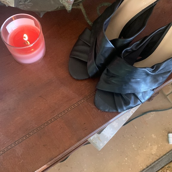 Bl Vince Camuto Shoes, 2 1/2 inch heels Simply sexy “ very smart looking shoes! - Picture 5 of 5